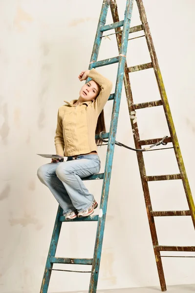 Подросток девочка поднимается по лестнице — стоковое фото