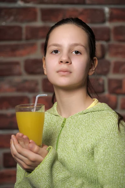 Flickan tonåring och orange juice — Stockfoto