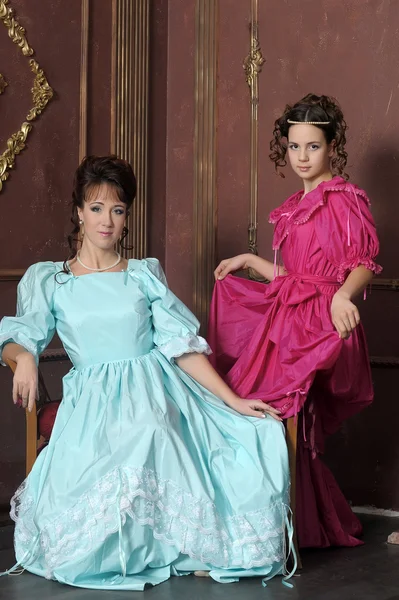 Två damer i medeltida klänningar — Stockfoto