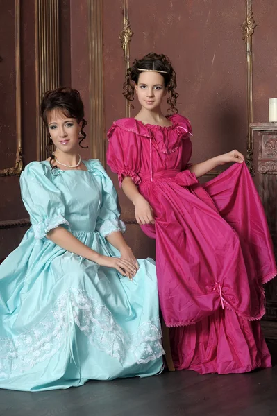 Δύο κυρίες στα μεσαιωνικά φορέματα — Φωτογραφία Αρχείου