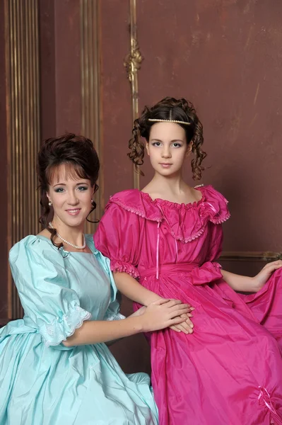 Två damer i medeltida klänningar — Stockfoto