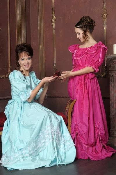Twee dames in middeleeuwse jurken — Stockfoto