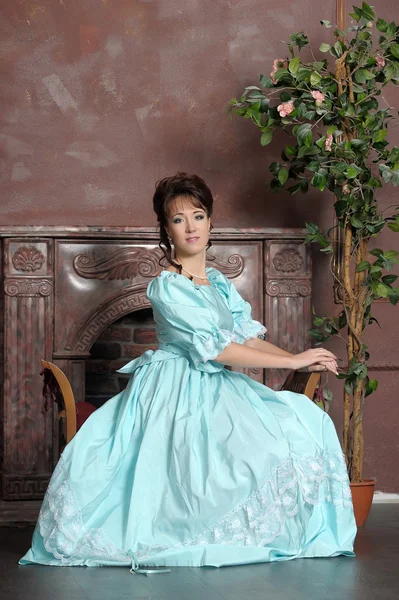 La joven con un vestido antiguo — Foto de Stock