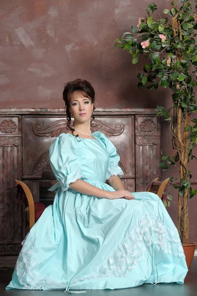 Den unga kvinnan i en gammal klänning — Stockfoto