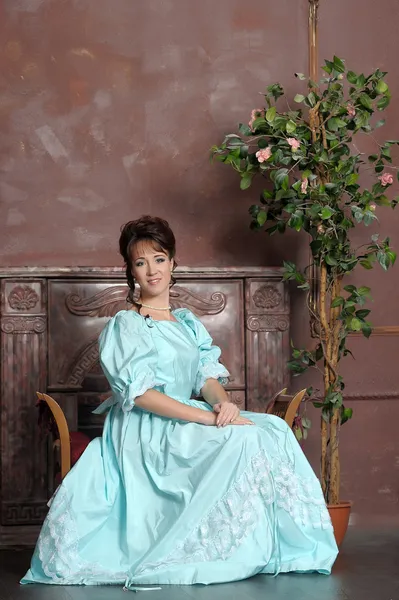 De jonge vrouw in een oude jurk — Stockfoto