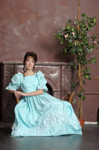 Den unga kvinnan i en gammal klänning — Stockfoto