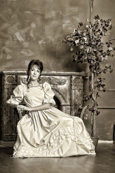 Den unge kvinnen i en gammel kjole – stockfoto
