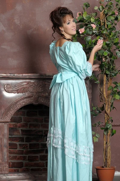 La giovane donna in un abito antico — Foto Stock