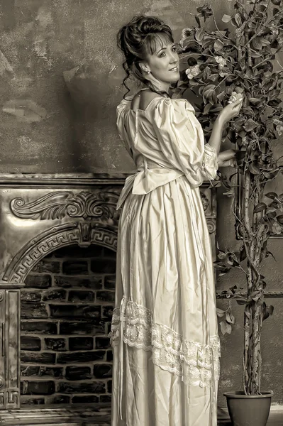 Η νεαρή γυναίκα σε ένα αρχαίο ντύσιμο — Φωτογραφία Αρχείου