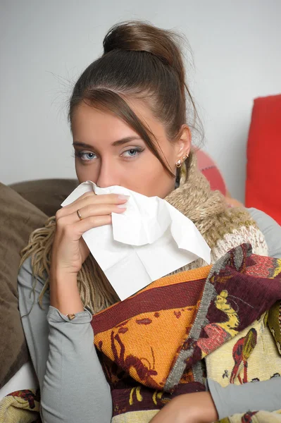 Giovane donna è malata a letto Si sente infelice — Foto Stock