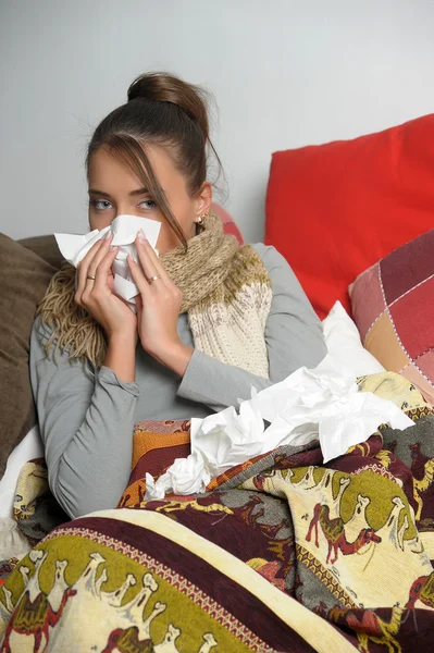Νεαρή γυναίκα είναι άρρωστη στο κρεβάτι αισθάνεται δυστυχισμένη — Φωτογραφία Αρχείου