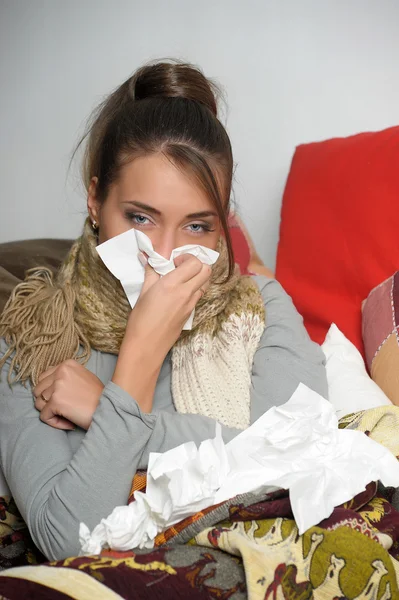 Молодая женщина больна в постели Она чувствует себя несчастной — стоковое фото