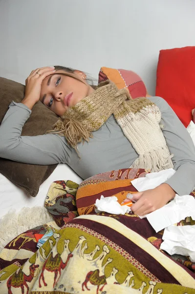 Fiatal nő beteg az ágyban az ő érzi magát szerencsétlen — Stock Fotó