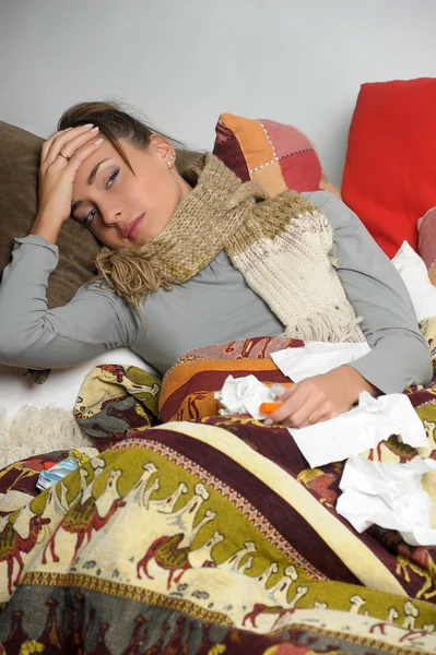 Νεαρή γυναίκα είναι άρρωστη στο κρεβάτι αισθάνεται δυστυχισμένη — Φωτογραφία Αρχείου