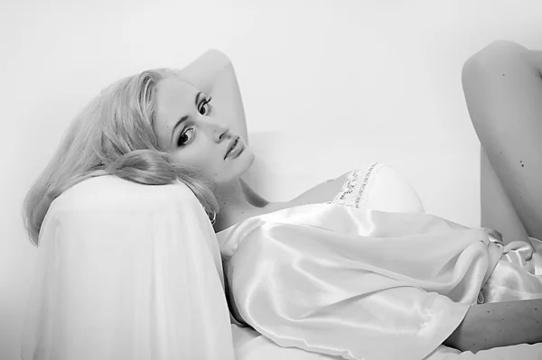 Blonde sexy dans un negligee — Photo