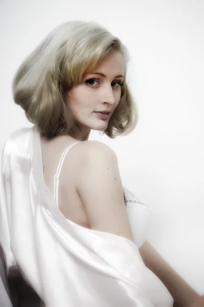 Seksowna blondynka w szlafrok — Zdjęcie stockowe