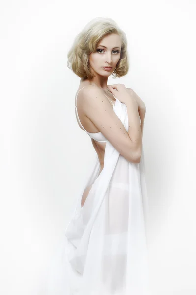 Schöne blonde Modell in Dessous — Stockfoto