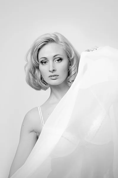Krásná blondýna model v prádle — Stock fotografie