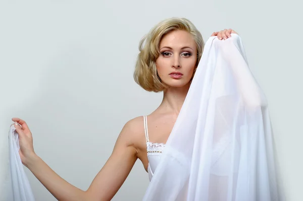 Krásná blondýna model v prádle — Stock fotografie