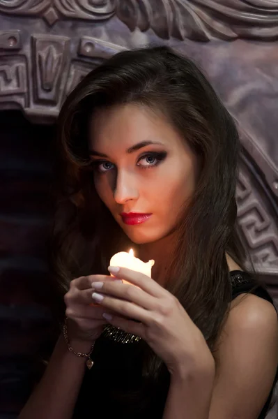 Frau mit Kerzen — Stockfoto