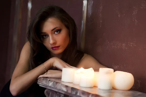 Žena se svíčkami — Stock fotografie