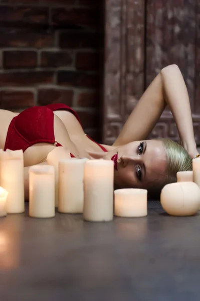 Femme sexy avec des bougies — Photo