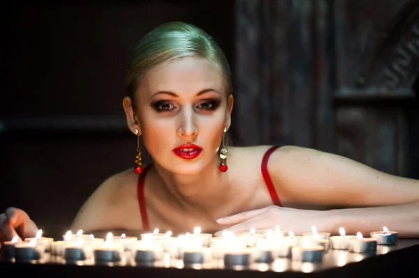 Donna sexy con candele — Foto Stock