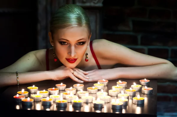 Mujer sexy con velas —  Fotos de Stock