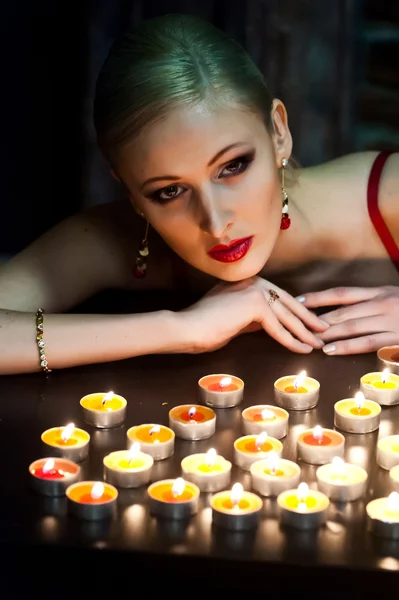 Mujer sexy con velas — Foto de Stock