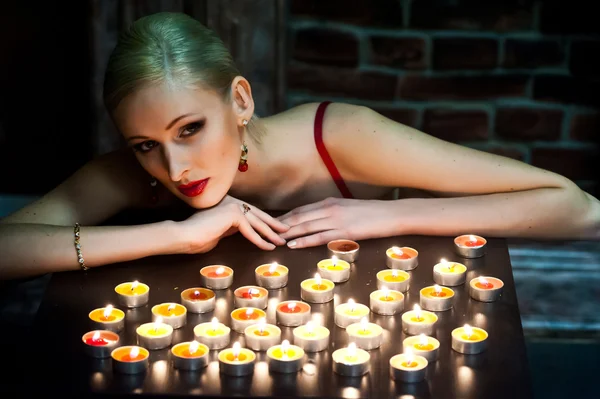 Mulher sexy com velas — Fotografia de Stock