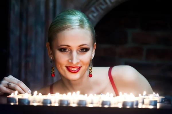 Сексуальна жінка зі свічками — стокове фото