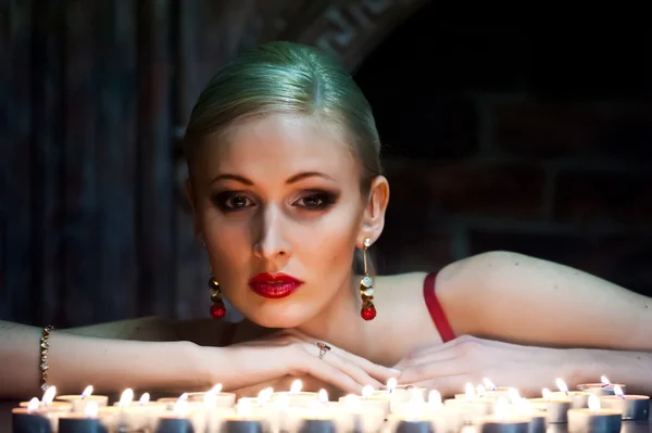 Sexy Frau mit Kerzen — Stockfoto