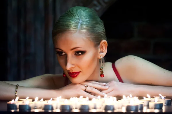 Sexy žena se svíčkami — Stock fotografie