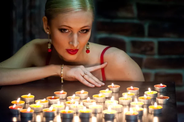 Sexy žena se svíčkami — Stock fotografie