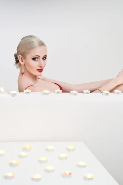 Sexy vrouw met kaarsen — Stockfoto