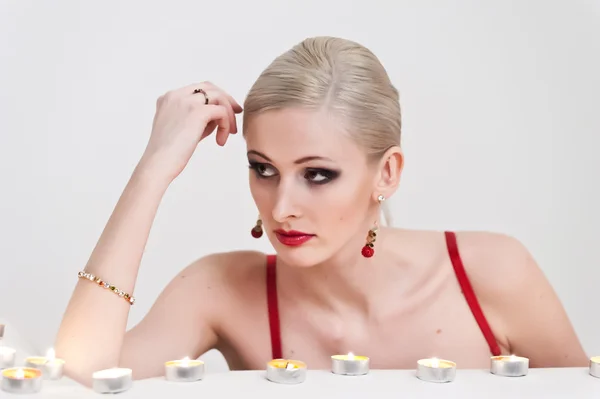 Sexy vrouw met kaarsen — Stockfoto