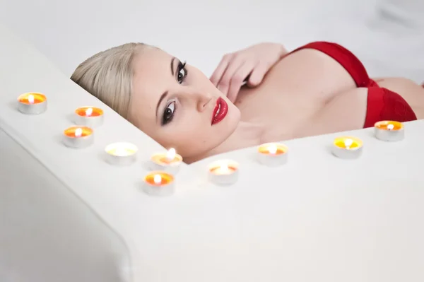 Donna sexy con candele — Foto Stock