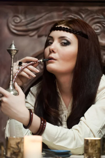 Girl smoking hookah — Stock Photo, Image