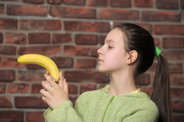 Het meisje de tiener met banaan — Stockfoto