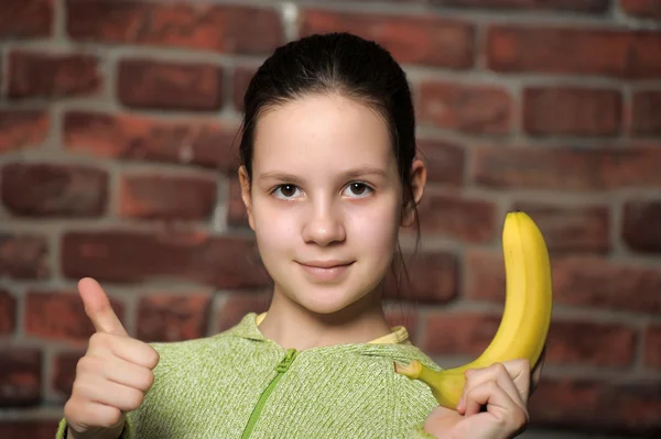 La muchacha la adolescente con el plátano — Foto de Stock