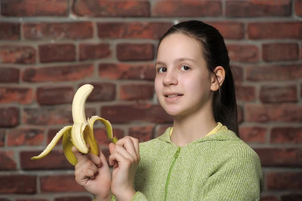 Dívka se teenager s banánem — Stock fotografie