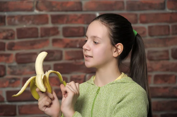 バナナとティーンエイ ジャーの少女 — ストック写真