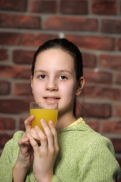 The girl the teenager and orange juice — Stock Photo, Image