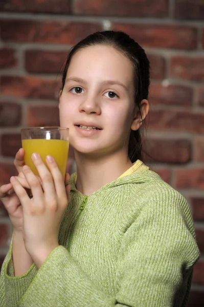 Flickan tonåring och orange juice — Stockfoto