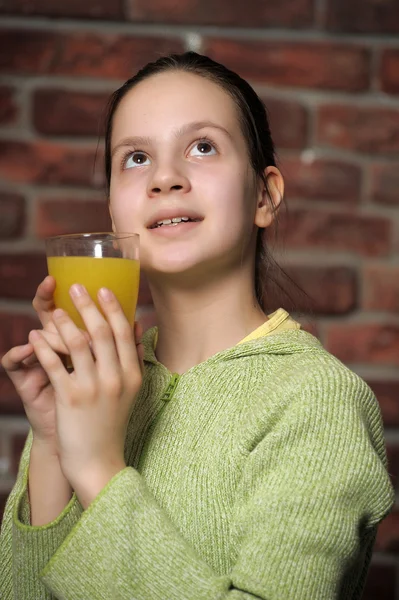La muchacha el adolescente y el jugo de naranja — Foto de Stock
