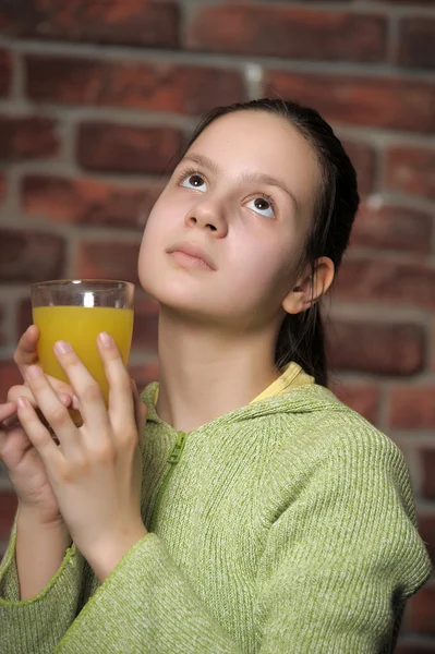 Flickan tonåring och orange juice — Stockfoto