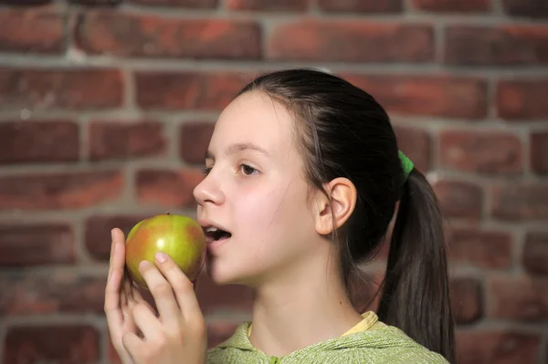Подростки едят зеленое яблоко — стоковое фото