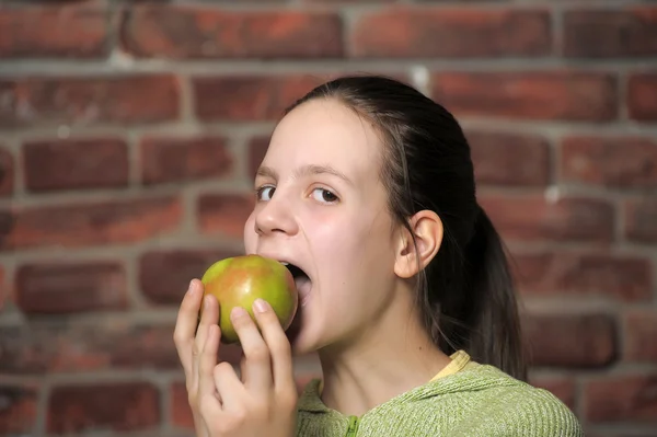 Yeşil elma yeme teen — Stok fotoğraf