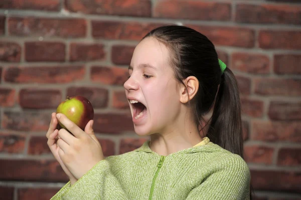Teen eating green apple — 图库照片