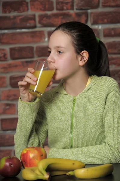 Το κορίτσι το έφηβος και πορτοκάλι χυμό — Φωτογραφία Αρχείου